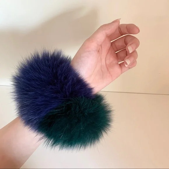 Charlotte Simone fox fur bracelet - Picture 9 of 11